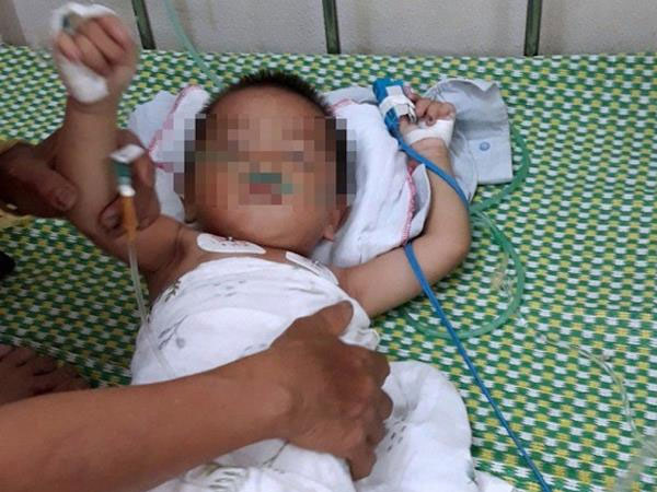 Sức khoẻ bé trai 19 tháng tuổi bị bố mẹ để quên trên ô tô giữa trưa nắng giờ ra sao?