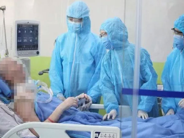 Phi công người Anh đã vẫy tay chào bác sĩ, Việt Nam chữa khỏi 95% bệnh nhân COVID-19