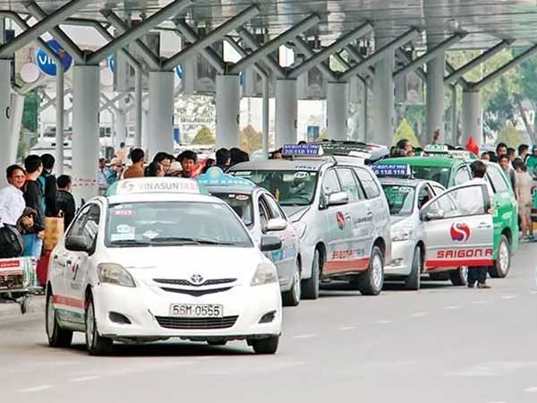 Giá xăng giảm từ lâu, taxi không chịu giảm giá