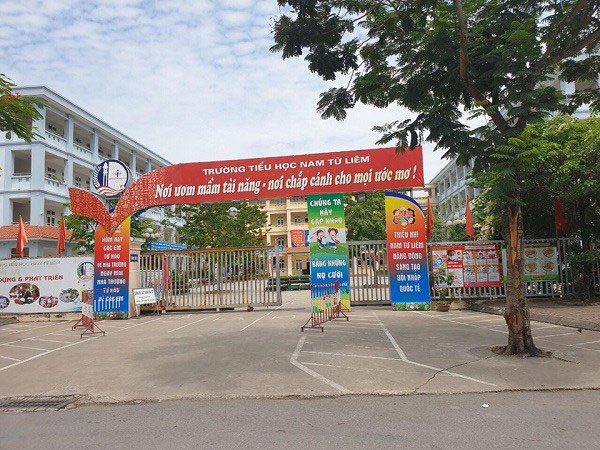 Học sinh lớp 4 ở Hà Nội bị bỏ quên trên xe đưa đón, tỉnh dậy đập cửa kêu cứu