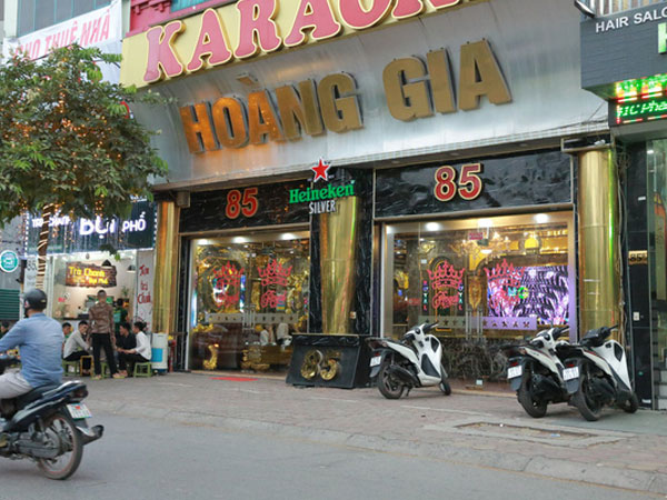 Sau lệnh của Thủ Tướng nhiều quán karaoke ở Hà Nội và Sài Gòn nhộn nhịp mở cửa trở lại, nhiều quán vẫn đóng cửa im lìm