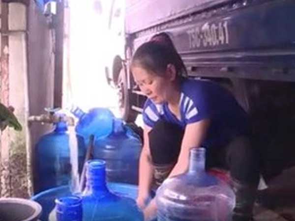Sốc: Phát hiện cơ sở sản xuất nước uống đóng bình từ mương nước thải