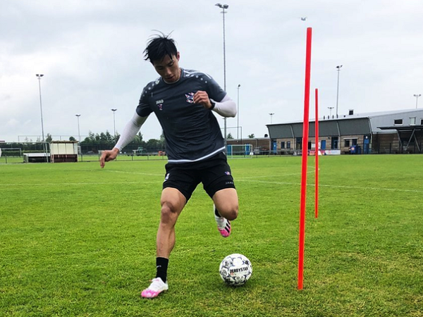 Fan chết mê với thể hình Văn Hậu trong buổi tập ở Heerenveen: 'Nhìn cặp giò thích thật'