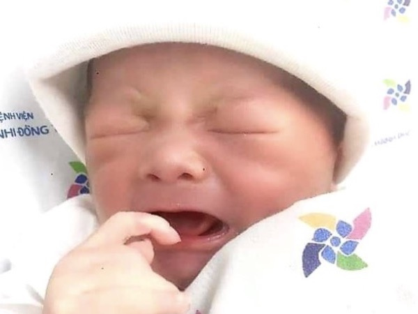Thêm một bé trai sơ sinh bị bỏ rơi ở hố ga giữa đêm mưa, bị kiến cắn, hoại tử dây rốn
