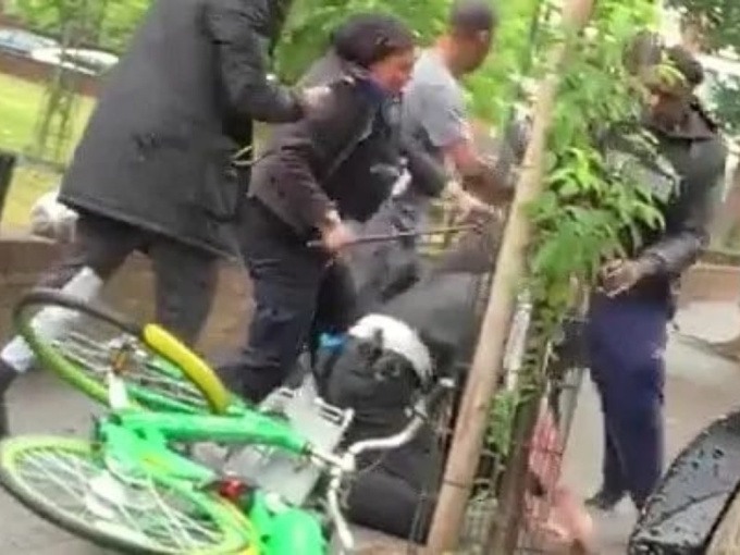 Cảnh sát Anh bị hành hung dã man ở nơi công cộng