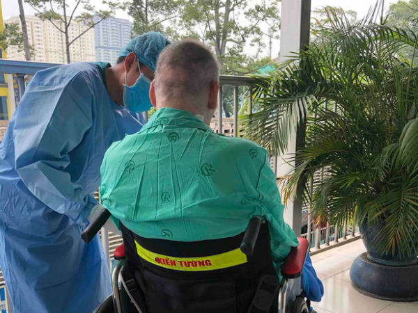 Bệnh nhân phi công người Anh đã ăn được và ngưng dùng kháng sinh