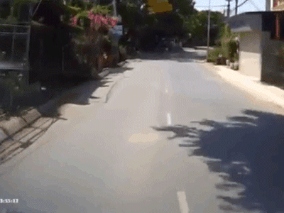 Video: Đang chạy trên đường làng, tài xế bỗng choáng váng với cảnh tượng trước mũi xe tải