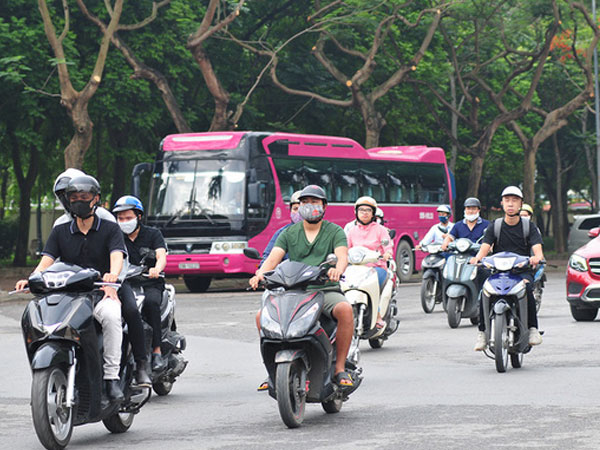 Chùm ảnh người Hà Nội trong buổi sáng mát mẻ hiếm hoi