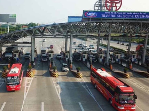 Nhiều phương tiện vẫn đi nhầm vào làn thu phí 'không dừng' trên cao tốc Pháp Vân - Ninh Bình