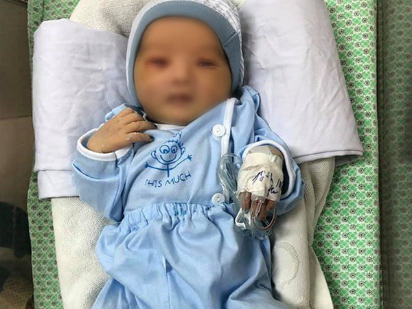 Hình ảnh mới nhất của em bé sơ sinh bị bỏ rơi ở hố ga giữa trời nắng 40 độ: Đôi mắt đã hé mở, vẫn phải điều trị viêm ruột