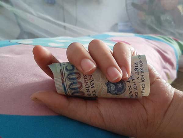 Người cha dúi từng đồng tiền vào tay con gái lúc con say ngủ trước khi lên đường ra thành phố nhập học khiến dân mạng xúc động ứa nước mắt