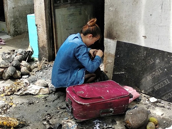 Thoát chết trong vụ cháy, con gái 18 tuổi ngã quỵ trước căn phòng khóc nghẹn gọi mẹ và 2 em vừa tử vong