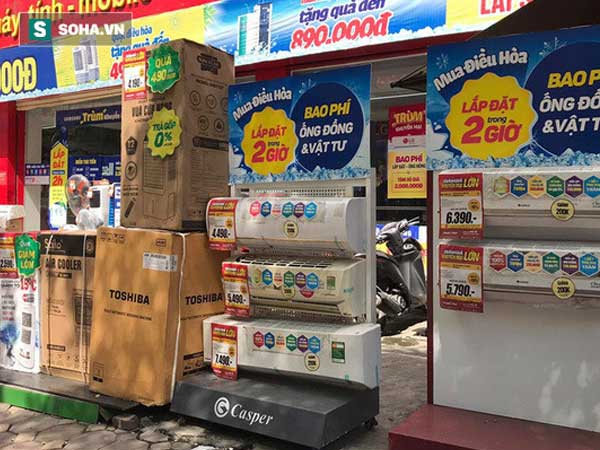 Điều hoà bán đổ đống trên vỉa hè, giá chỉ bằng chiếc quạt máy