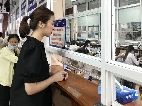 Đỗ Mỹ Linh đến tận bệnh viện hỗ trợ chi phí, tiết lộ thêm tình trạng xót xa của bé sơ sinh bị bỏ rơi ở hố gas giữa trời 40 độ