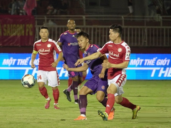 Công Phượng mờ nhạt, TPHCM ôm hận ở trận derby