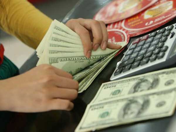 USD trượt giá bất ngờ, dân giàu tích trữ đô la lo lắng