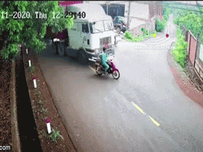 Video: Người đàn ông liều lĩnh, cố tạt đầu xe container và cái kết 'đau tim'
