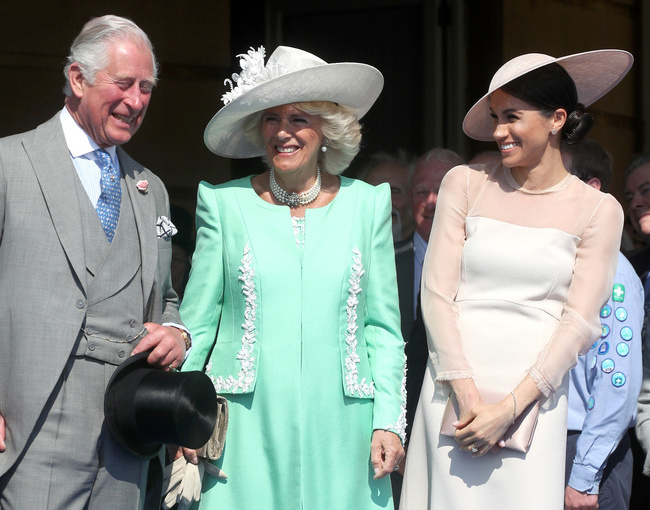 Tiết lộ mới gây sốc: Meghan Markle bắt đầu rạn nứt với gia đình nhà chồng chỉ 4 ngày sau hôn lễ cổ tích với nguyên nhân đặc biệt