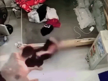 Phẫn nộ clip gã đàn ông xăm trổ đánh đập cô gái như kẻ thù suốt hàng chục phút