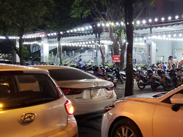Xe máy, xe hơi xếp hàng dài trước cửa các quán nhậu mỗi chiều tan tầm : 'Làm cốc cho mát rồi về nhà chứ không nhậu nhẹt gì'