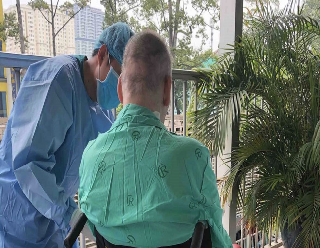 TIN VUI: Nam phi công người Anh nhiễm COVID-19 chính thức ngưng thở máy