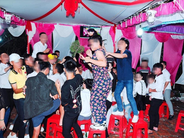 Nhóm bạn thân 'lầy lội' mặc đồ ngủ mang phong cách 'bà thím' đi ăn cưới khiến dân mạng được phen cười ngặt nghẽo
