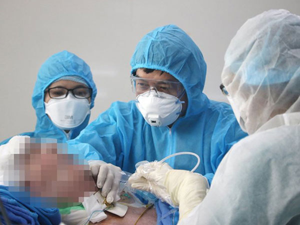 Bước tiến quan trọng: Phi công người Anh đã ngưng thở máy, tự thở được trong 24 giờ