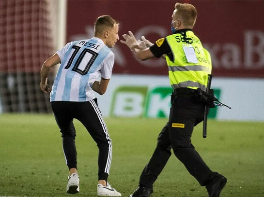 La Liga kiện CĐV 'vượt rào' đòi selfie với Messi