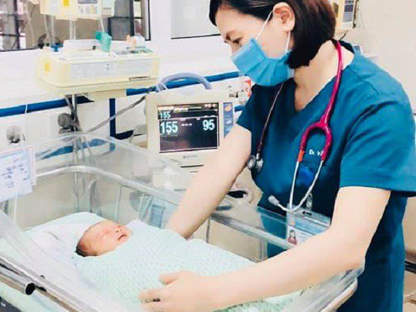 Bé trai sơ sinh bị mẹ bỏ xuống hố ga ở Hà Nội vẫn trong tình trạng nặng, phải thở máy, dùng kháng sinh phổ rộng