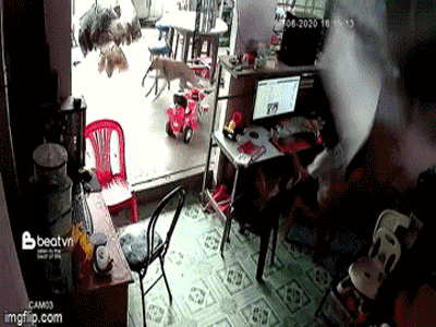 Clip: Bồn nước 'từ trên trời rơi xuống' suýt đè trúng đầu một bé trai đang ngồi lướt web khiến nhiều người rùng mình
