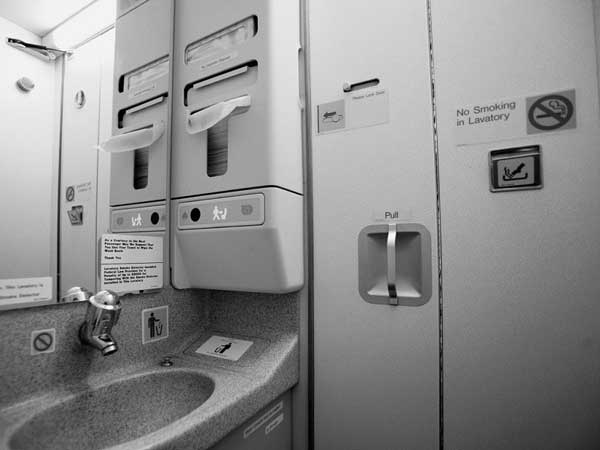Tại sao trên máy bay cấm hút thuốc lá nhưng tại sao trong nhà vệ sinh lại có gạt tàn thuốc?