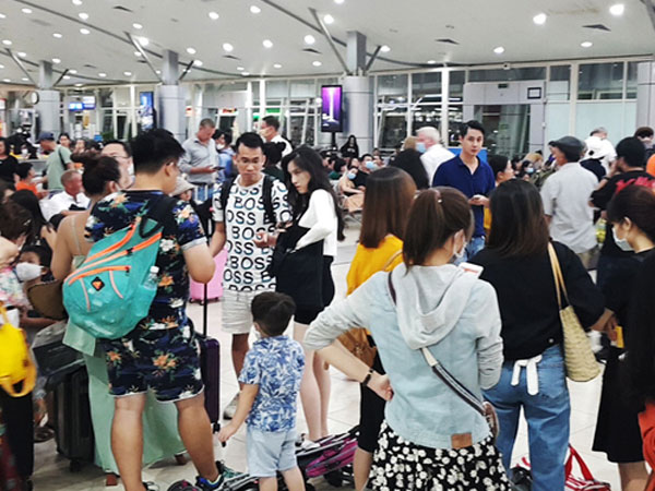 Hành khách chờ bay sau sự cố ở Tân Sơn Nhất