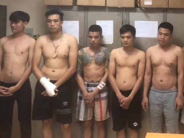 Tranh giành địa bàn dán quảng cáo, gần chục thanh niên hỗn chiến