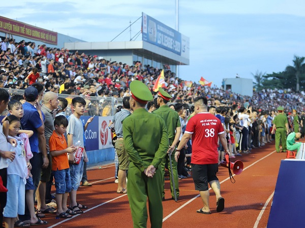 Sự cố 'vỡ' sân vận động Hà Tĩnh vòng 4 V.League 2020 không phải lần đầu