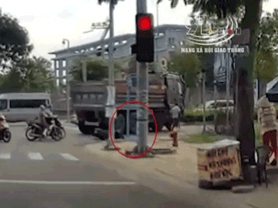Video: Bị phát hiện ở hiện trường tai nạn, tài xế xe ben chạy vội vào cabin với hành động khó hiểu