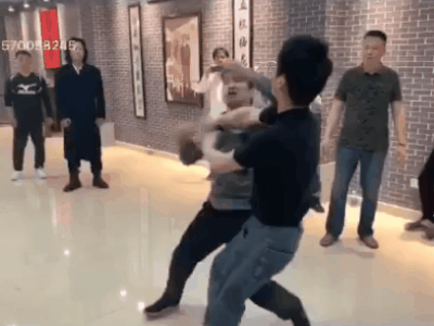 Môn đồ Vịnh Xuân bị đấm túi bụi từng dẫn đệ tử đi đánh lộn rồi chỉ biết đứng sau livestream