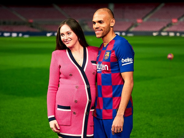 Giấu diếm việc được Barca liên hệ, Braithwaite bị... vợ nghi ngoại tình