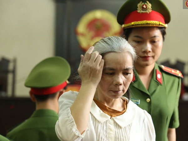 Bùi Thị Kim Thu bất ngờ đánh lén bị cáo Lường Văn Lả tại phiên tòa xử phúc thẩm vụ nữ sinh giao gà