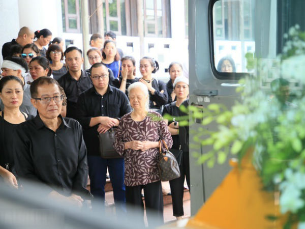 Lễ viếng nữ MC Diệu Linh vừa kết thúc, người mẹ đứng không vững khi nhìn thấy di hài con gái được đưa ra xe