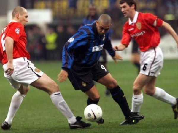 Andy Cole suýt tè dầm khi đứng cạnh Ronaldo