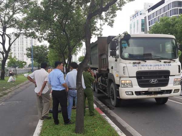 Chạy vào làn xe máy, xe chở rác cán chết người