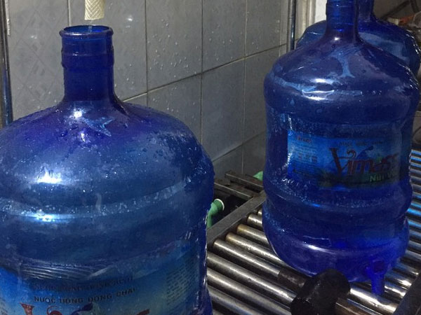 Hải Phòng thu hồi toàn bộ nước đóng chai 'hóa phép' từ mương nước thải