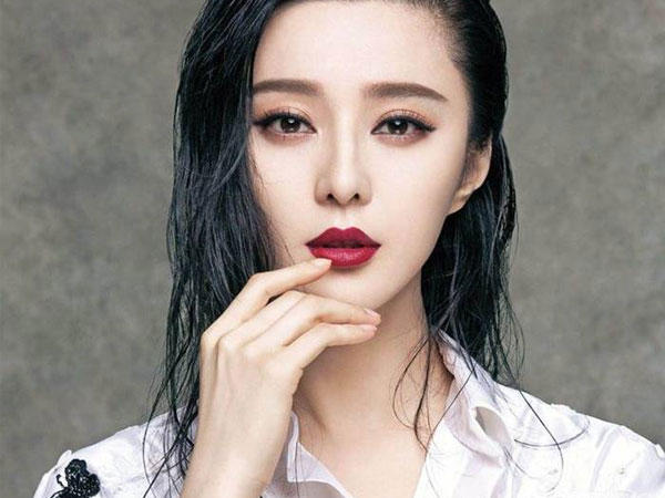 Lộ khoảnh khắc Phạm Băng Băng đeo nhẫn kim cương 'khủng' ở ngón áp út làm dấy lên nghi vấn đã đính hôn