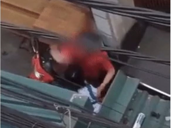 Clip nam thanh niên thẳng tay tát cô gái khi tranh cãi trong con ngõ nhỏ khiến dân mạng bất bình