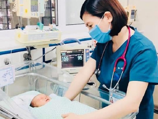 Diễn biến trở nặng, bé sơ sinh bị bỏ rơi dưới hố ga ở Hà Nội vẫn chưa có người thân nào đến hỏi thăm