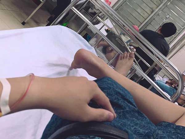 Lủi thủi đi cấp cứu một mình trong đêm, tỉnh dậy chỉ thấy cuộc gọi lỡ duy nhất của bạn gái chàng trai mới ngỡ ngàng nhận ra điều này
