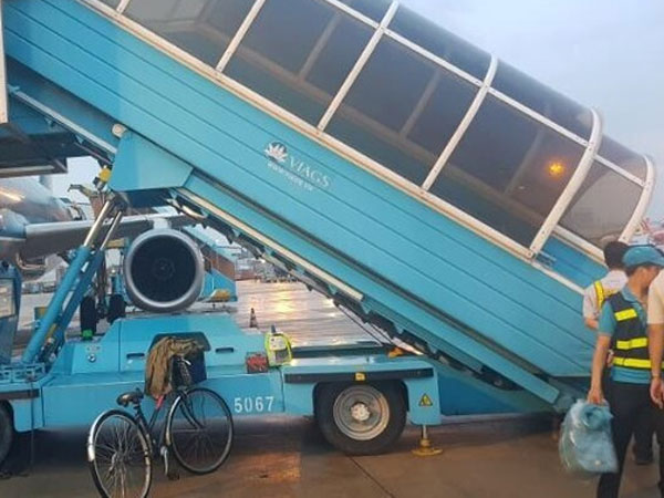 Nữ hành khách từ Huế vào TP.HCM tử vong do bị ngã cầu thang khi xuống máy bay