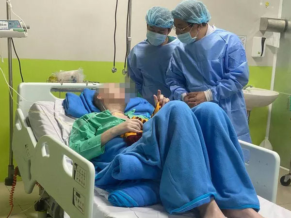Phi công người Anh lần đầu chia sẻ một số thông tin về gia đình và nói lời cảm ơn đến các y bác sĩ Việt Nam