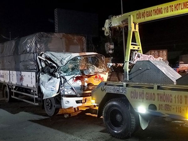 Xe tải bẹp dúm đầu vì tông đuôi xe khác, 3 người thoát chết