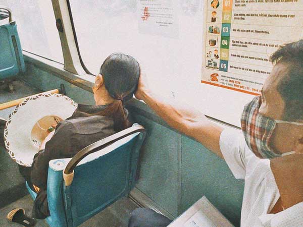 Cuộc cãi nhau của đôi vợ chồng già trên xe bus, bà đuổi ông cút đi nhưng màn 'bật lại' của ông chú mới khiên dân tình xúc động